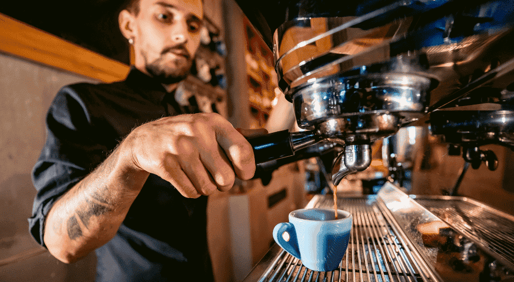 Espresso zubereiten - Barista in Italien