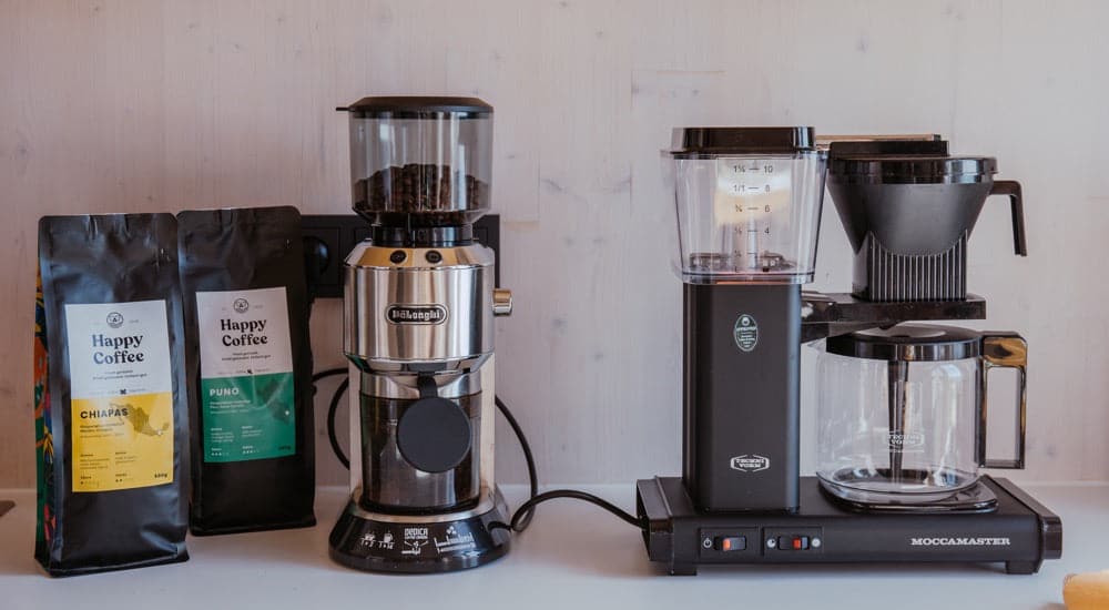 Kaffeeklatsch - Bohnen und Kaffeemaschine