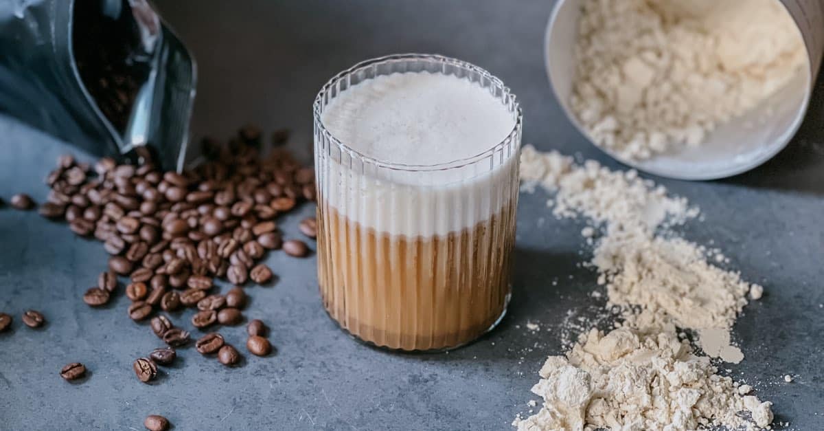 Eiweiß + Koffein = Proffee: So bereitest du Protein Kaffee zu!